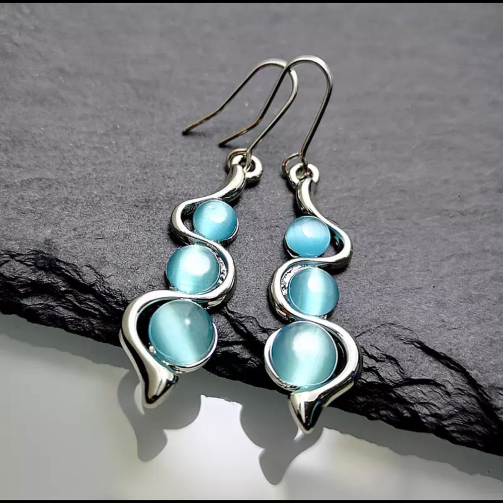 🌻2/$10.00🌻Crystal Vintage Earrings NWT